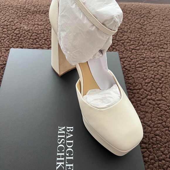 Badgley Mischka Cream Platform Heels - Picture 1 of 7